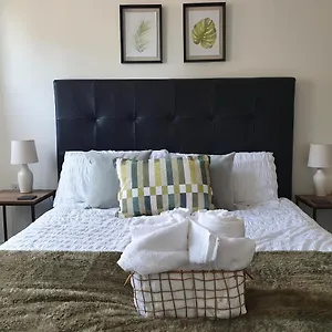  Apartment Spacious, Bright Flat Near Town Centre, Parking