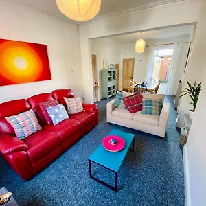  Holiday home Spacious Victorian Family Town House, Sleeps 7, Near Centre
