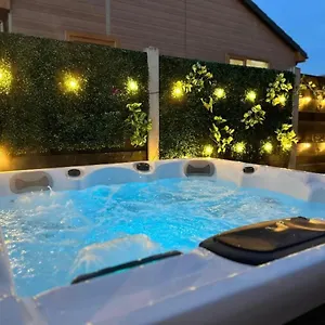  Holiday home Elder With Hot Tub